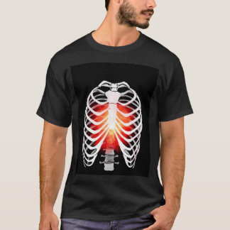 炎の肋骨: ゴシック スカルアート - ダークで炎のようなS Tシャツ