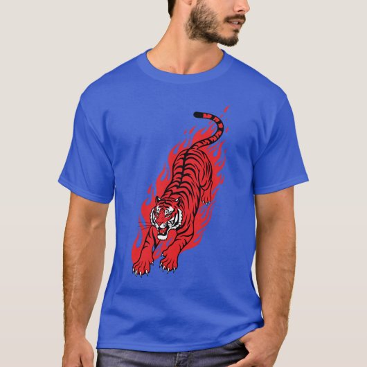 炎の赤いトラ – 激しい炎の獣Tシャツ Tシャツ (正面)