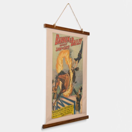 炎の輪の中を飛び跳ねるサーカス馬 吊り下げ型タペストリー (傾斜あり)