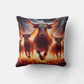炎の風景を突進する雄牛 クッション (裏面)