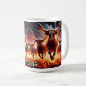 炎の風景を突進する雄牛 コーヒーマグカップ (正面右)