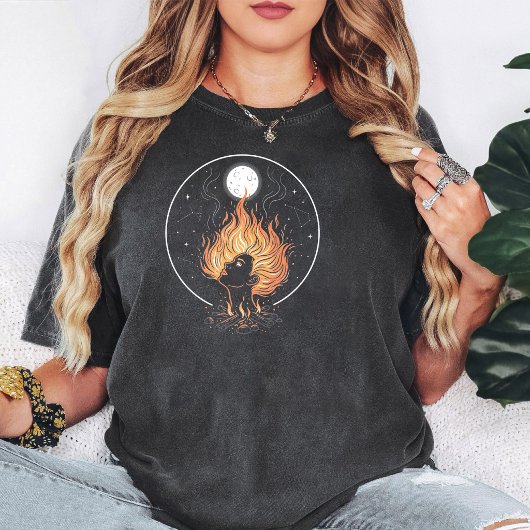 炎の髪の女性 月の星座 焚き火 アート Tシャツ