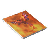 炎カラフルの飛んでいる背景に立つフェニックス ノートパッド (アングル)