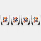 炎飛んでいるのサッカーボール。 ウイスキーグラス (裏面)