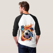 炎飛んでいるのサッカーボール。 Tシャツ (裏面フル)