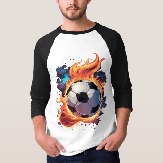 炎飛んでいるのサッカーボール。 Tシャツ (正面)