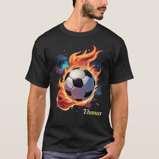 炎飛んでいるのサッカーボール。 Tシャツ (正面)