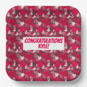 炭の背景の紙皿にカエデの葉 ペーパープレート (正面)