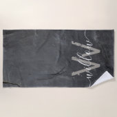 炭スタイリッシュ灰色の石文字モノグラム ビーチタオル (正面)