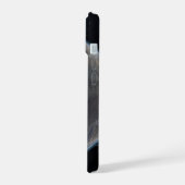 炭素と乾燥が豊富な地球のような惑星。 iPhone 15ケース (左側面)