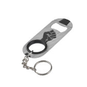 炭素繊維デコールにおける連帯拳 キーホルダー栓抜き (裏面アングル)