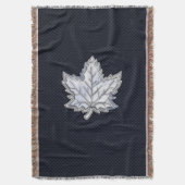 炭素繊維プリント上のクロムのようなメープルリーフ スローブランケット (正面縦)