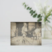 炭鉱で酸素ヘルメットを被った男 ポストカード (スタンド正面)