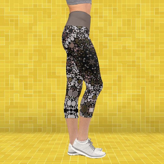 点曼荼羅花茶色と白 カプリレギンス