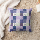 点検および水玉模様が付いているバイオレットのフェイクなパッチワーク クッション (ブランケット)