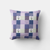 点検および水玉模様が付いているバイオレットのフェイクなパッチワーク クッション (正面)