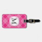 点検されるピンク ラゲッジタグ (正面横)