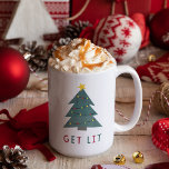 点灯する |クリスマスおもしろい。 ツートーンマグカップ<br><div class="desc">マグの中にコーヒーは入ってる？私たちおもしろいのクリスマスのマグカップデザインは、フェスティバルの赤と緑の切り出しレタリングで"点灯"を特徴とし、その上に星と輝くクリスマスツリーのイラストレーション。</div>