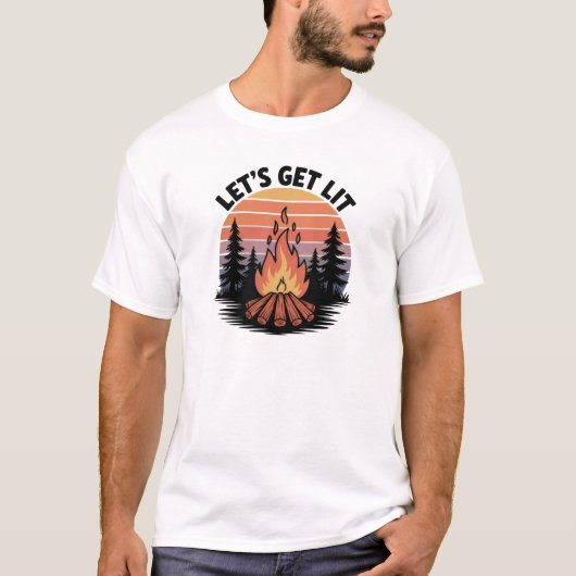焚き火に囲まれて Let's Get Lit キャンプTシャツ Tシャツ (正面)