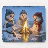 焚き火の周りで溶ける雪だるま マウスパッド (正面)