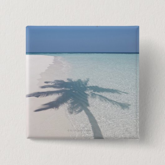 無人島のビーチのヤシの木の影 缶バッジ (正面)