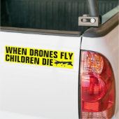 無人機が飛ぶとき子供は死にます バンパーステッカー (トラック上)