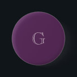 無地の深い紫薄紫背景名前をカスタムする 缶バッジ<br><div class="desc">この美しい深いブルゴーニュのワインパープルは、私が咲く薄紫の花の写真から撮った。このボタンピンは、任意の文字で編集でき、独自の目的で使用できる。編集ボタンを押すだけ。この紫の薄紫モダンにパステルの薄紫モノグラムのタイポグラフィを選んだ。デザイン独自のロゴ、モットー、このボタンで引用文。紫の美しいフローラの色合いに私のコレクションを参照。</div>
