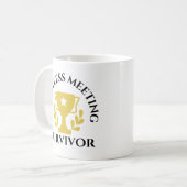 「無意味な会議生存者」マググ コーヒーマグカップ (正面左)