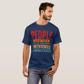 無意識に個性をさらけ出す 人々 ギフト Tシャツ (正面フル)