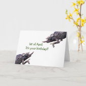 無愛想なカメレオンによる4月1日のバースデー・カード カード (黄色い花)