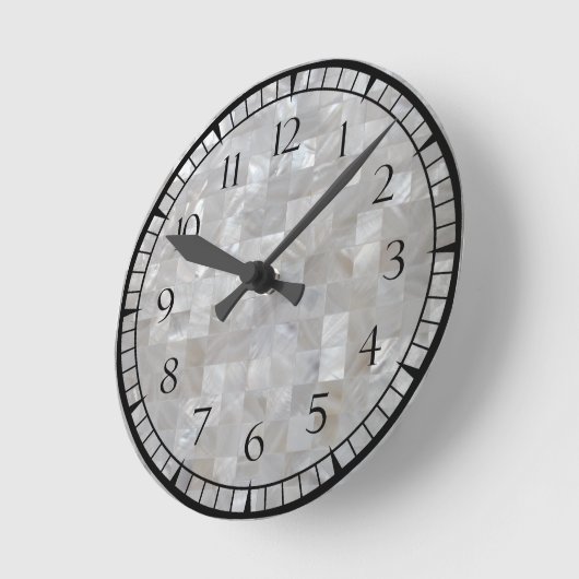 無感覚とタイルを張られる白い銀製の真珠色のプリント ラウンド壁時計 (傾斜)