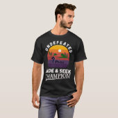 無敗の隠れんぼチャンピオン ネス湖のモンスター Tシャツ (正面フル)