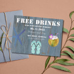 無料おもしろいドリンクビーチ結婚式日程の保存 案内ポストカード<br><div class="desc">可愛いビーチ結婚式の日付を保存おもしろいする"無料ドリンク(そして私たちは結婚している"デザイン。水彩のヒトデ、ビーチサンダル、ココナッツカクテルを使用した素朴な木材の背景。</div>