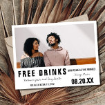 無料おもしろいドリンクモダン写真結婚の 案内ポストカード<br><div class="desc">ウェディングおもしろいは日付はがきを保存する – 家族や友人にメールを出し頼て、あなたの日付を予約結婚する。白黒"無料ドリンク（そして私たちは結婚している）デザイン。写真カスタマイズと名前と結婚の場所と結婚のウェブ結婚サイト</div>