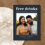 無料おもしろいドリンク結婚の写真日付を保存 案内ポストカード<br><div class="desc">この日付はがきを除けば、家族や友達と一緒に彼らの家で待つ祝ことができないおもしろい結婚カップルのためのものだ。写真モダンタイポグラフィ「飲み物を飲み結婚放題」デザインは私たちの中で最も人気がある良い！お客結婚様が気に入る。写真カスタマイズと結婚詳細を前面と背面に。</div>