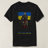 無料で生きる、またはコサック戦士ウクライナ国旗を死ぬ Tシャツ (デザイン正面)