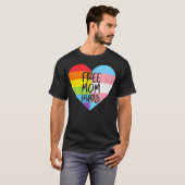 無料のママハグ トランスジェンダーの代名詞 LGBTQ 性別 ノンバイナリー Tシャツ (正面フル)