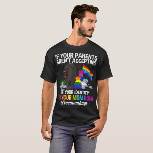 無料ママHugsマ誇りを持ったマベアLGBTゲイプライドLGBTQ Tシャツ (正面フル)
