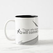 無神論的な服装- Voltaireの引用文のグラフィックのマグ ツートーンマグカップ (左)