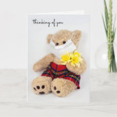 無菌のマスクと水仙を持つテディベア カード (正面)