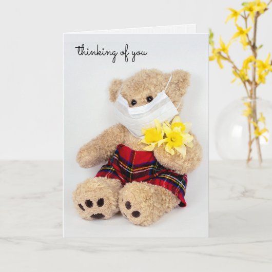 無菌のマスクと水仙を持つテディベア カード (黄色い花)