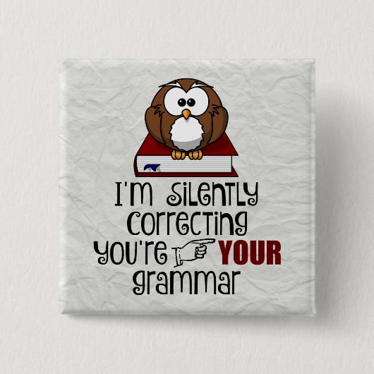無言であなたの文法皮肉なフクロウを訂正すること 缶バッジ (正面)
