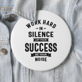 無言で作業懸命 – 成功はノイズを発生させる 缶バッジ (インサイチュ)
