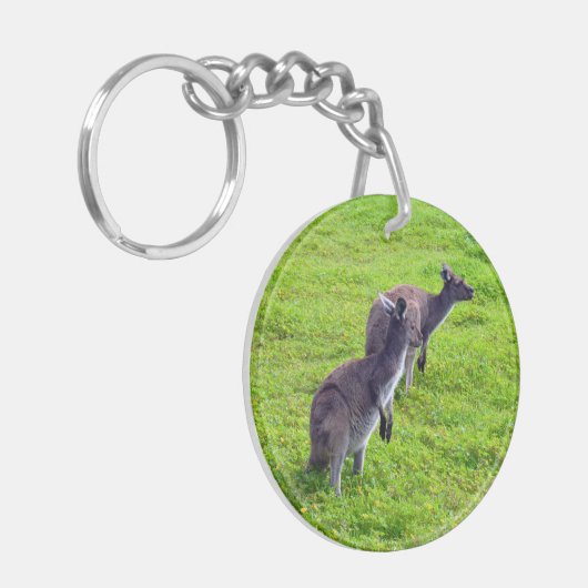 無限の地平線:草の多い平野の灰色のカンガルー キーホルダー (正面左)