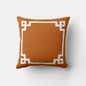 焦げたオレンジと白モノグラムのギリシャ語の鍵縁ど クッション (裏面)