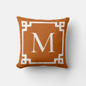 焦げたオレンジと白モノグラムのギリシャ語の鍵縁ど クッション (正面)