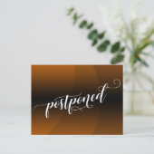 焦げたオレンジ色の曲線が結婚延期の通知 ポストカード (スタンド正面)