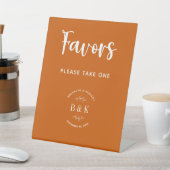 焦げたオレンジ色の植物結婚式の引き出物が1つ 台座サイン (インサイチュ)