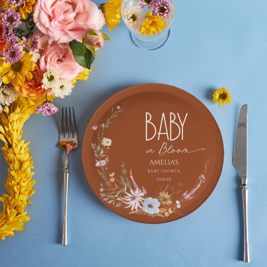 焦げたオレンジ色の花のベビー開花紙プレート ペーパープレート