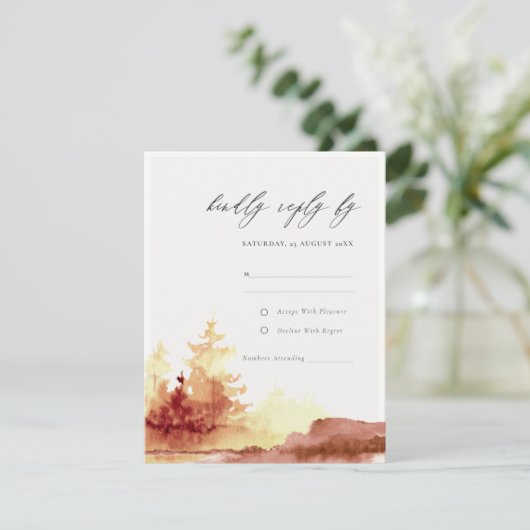 焦げたオレンジ色の黄色の秋ツリーウェディングRSVP エンクロージャーカード (スタンド正面)